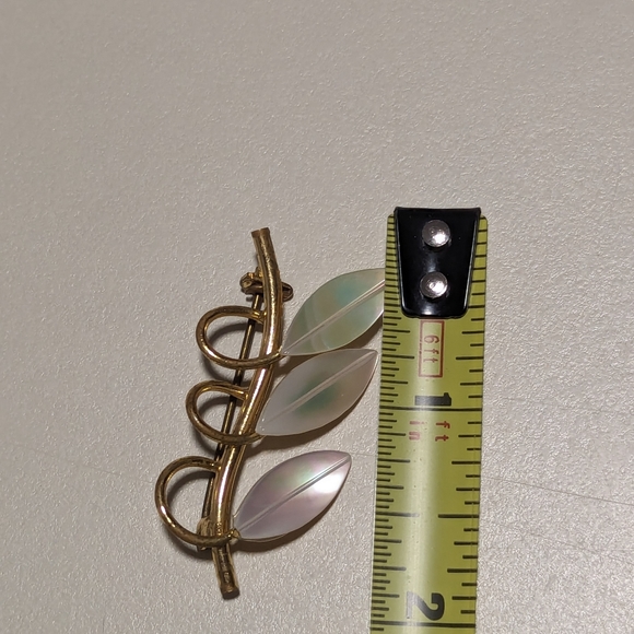 Vintage Mother of Pearl Gold Toned Leaf Brooch Pin - Picture 4 of 4